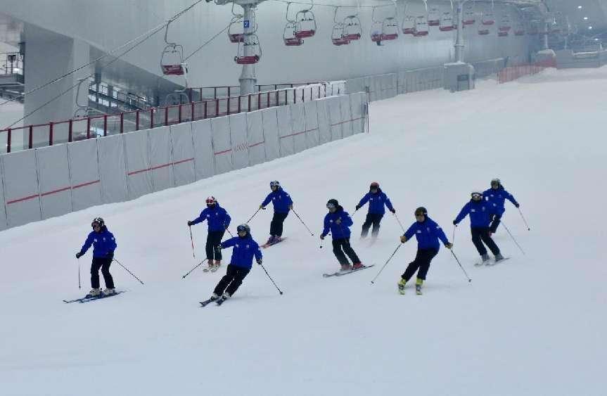 燃情开板 共赴冰雪之约 冬奥冠军徐梦桃亲临古都里的滑雪场西安热雪奇迹正式开业谈球吧体育(图4)