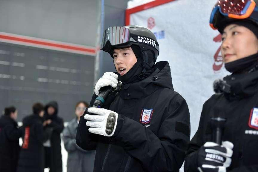 燃情开板 共赴冰雪之约 冬奥冠军徐梦桃亲临古都里的滑雪场西安热雪奇迹正式开业谈球吧体育(图5)