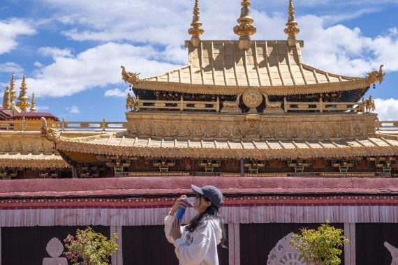 世界文化遗产拉萨大昭寺中秋假期旅游热