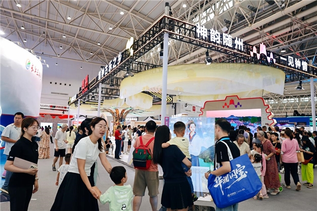 屏形机器人亮相中国文旅博览会,智慧文旅迎来新变革