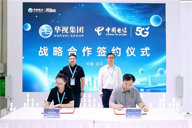 屏形机器人亮相中国文旅博览会,智慧文旅迎来新变革
