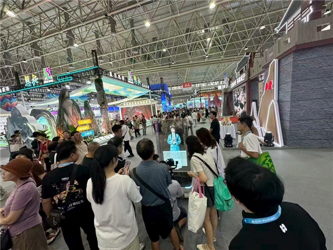 屏形机器人亮相中国文旅博览会,智慧文旅迎来新变革