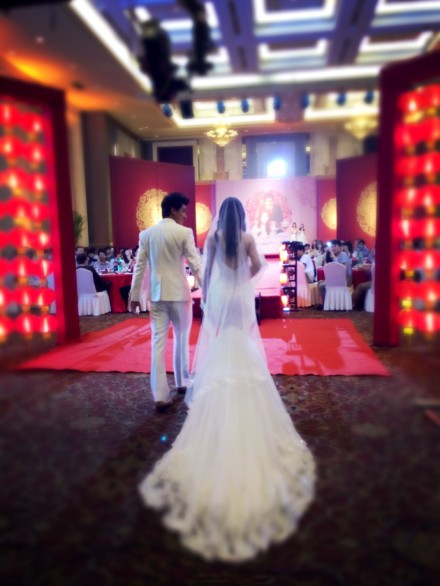 新娘子结婚穿婚纱 5b7f67f9a310030ff0437e28.jpeg