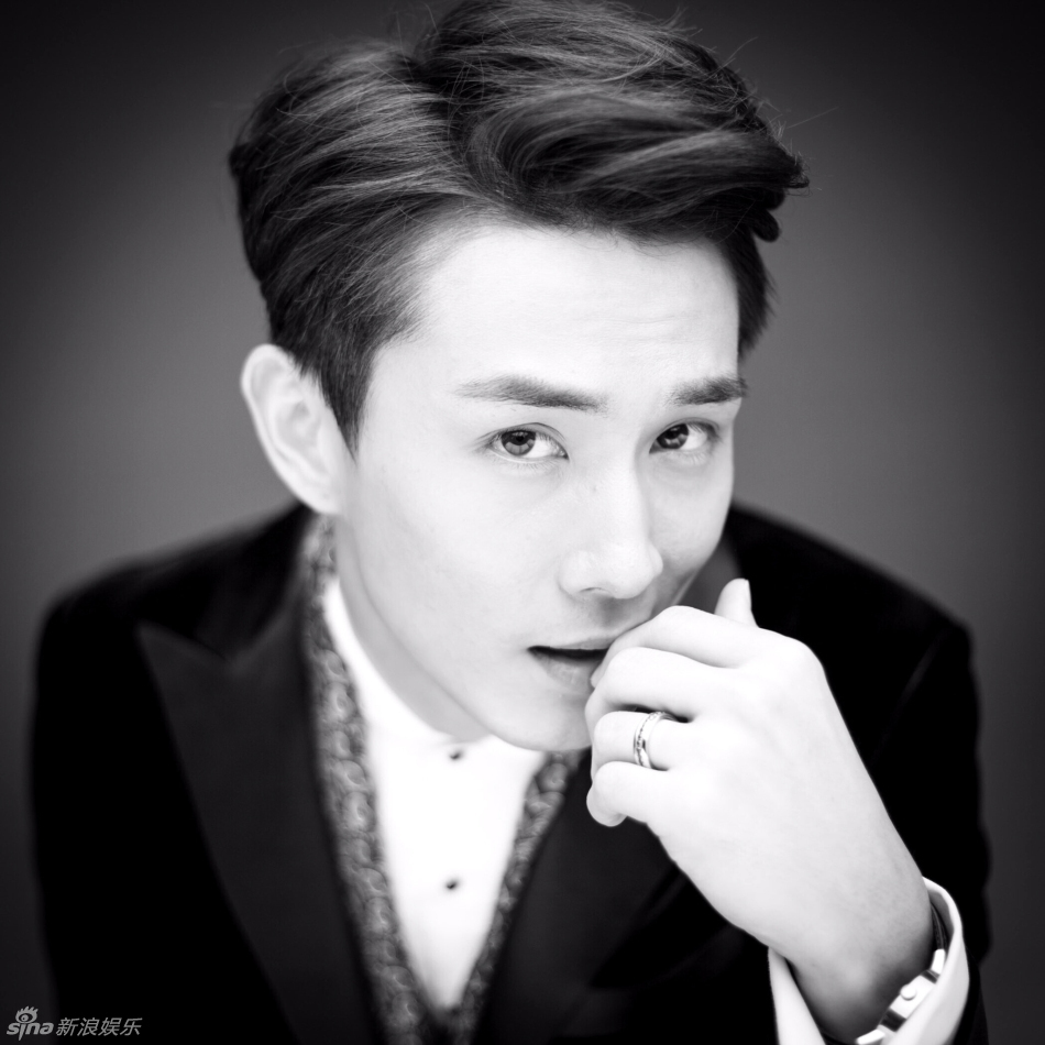 戚薇李承铉婚照曝光 搞怪神情恩爱秀婚戒