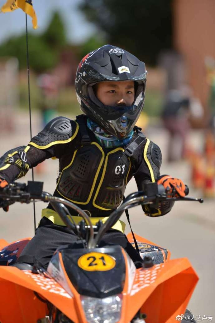 康康长大了!霸道总裁范儿十足 气场强过老爸胡