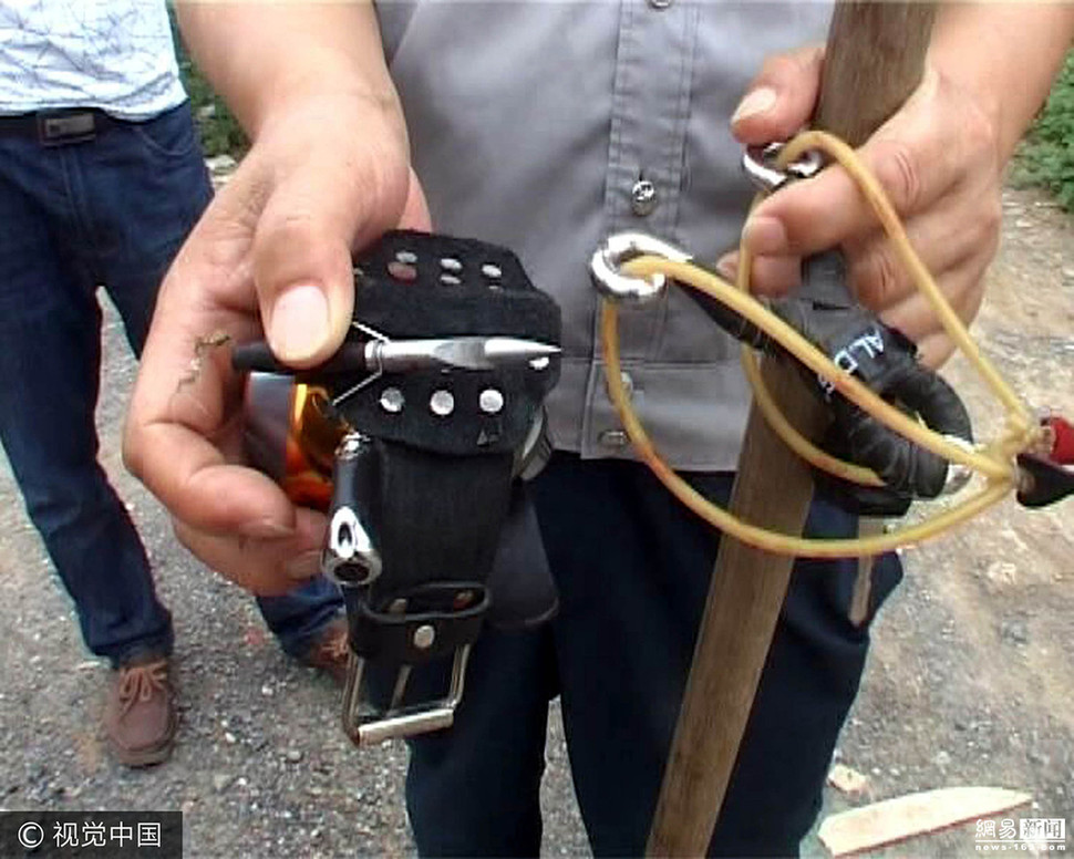 男子网上买射鱼神器练手 被打又被抓