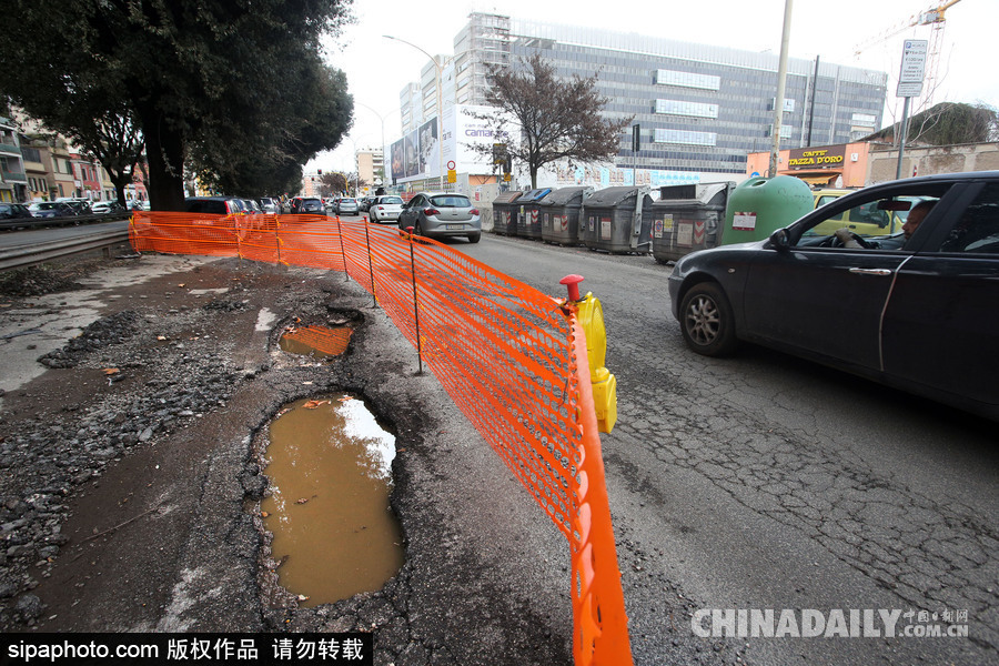 暴雪的威力居然这么大! 罗马恶劣天气后街道坑