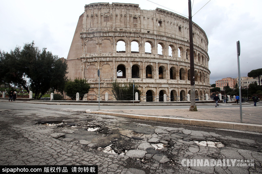 暴雪的威力居然这么大! 罗马恶劣天气后街道坑