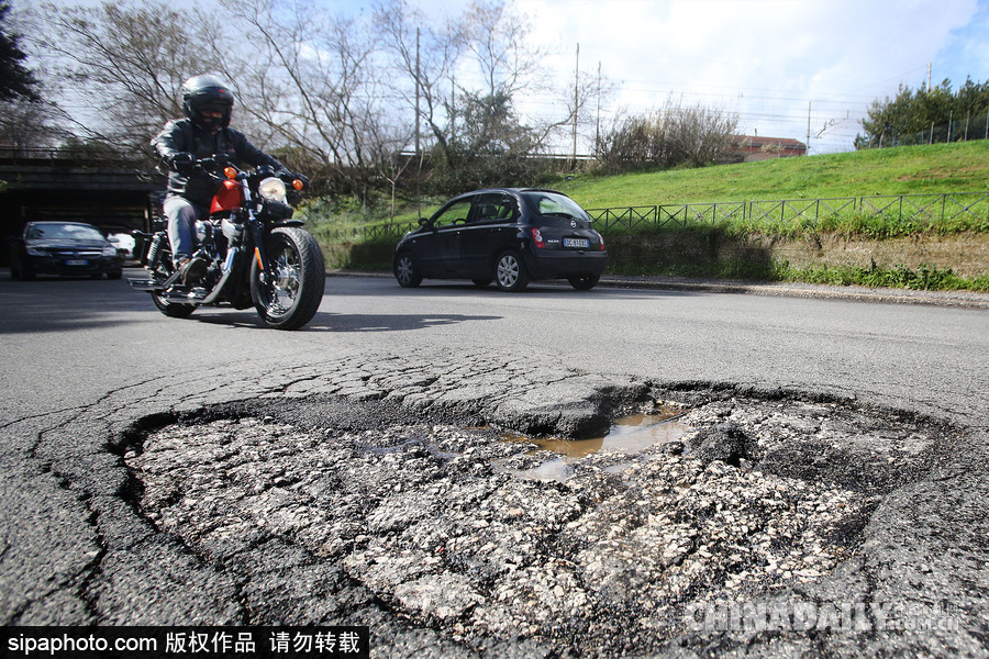 暴雪的威力居然这么大! 罗马恶劣天气后街道坑