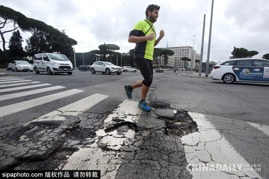暴雪的威力居然这么大! 罗马恶劣天气后街道坑