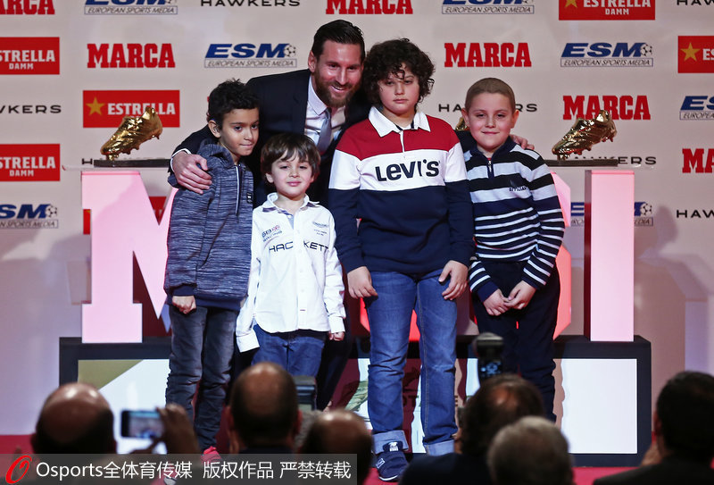 金靴奖得主与小粉丝合影