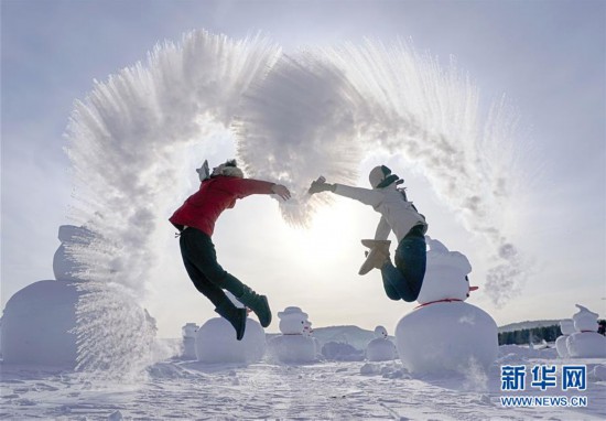 （社会）（2）漠河北极村：游客畅玩“泼水成冰”