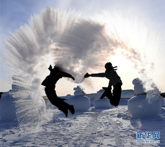 （社会）（4）漠河北极村：游客畅玩“泼水成冰”