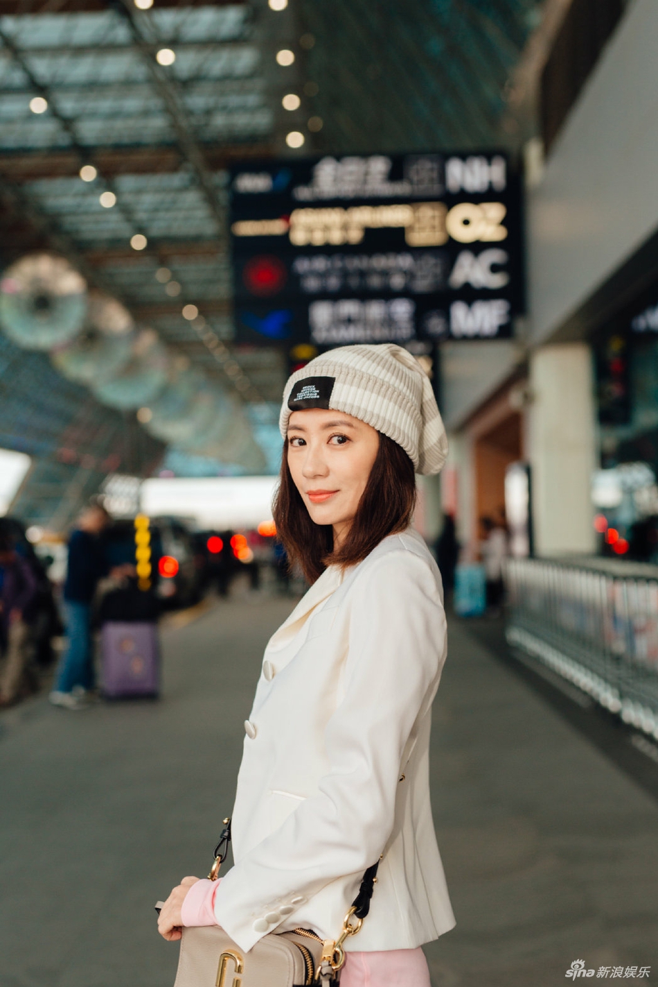 飞机场女人图片 5c625d90a31010560119ee68.jpeg