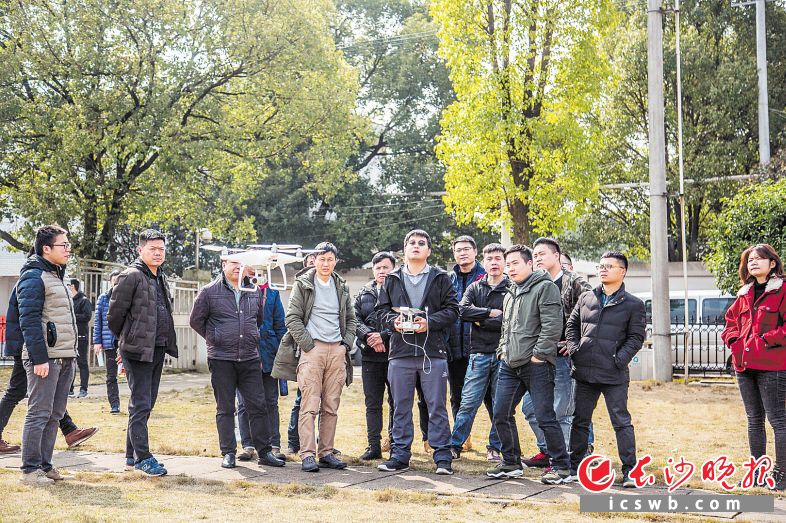 　　来自各市州电力部门的无人机“飞手”现场练兵，接受无人机安全飞行、无人机电力巡检应用、日常保养等培训。长沙晚报全媒体记者 钱娟 通讯员 姜锦琼 摄影报道