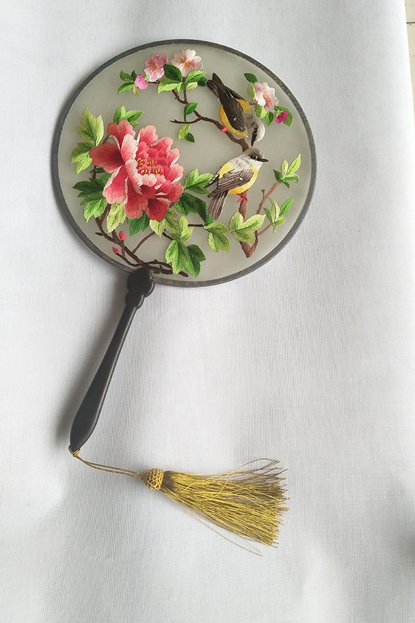 甘肃西和巧手"绣"出脱贫路