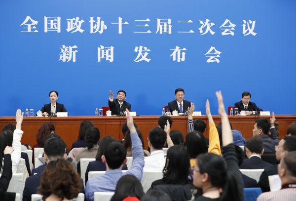 3月2日，全国政协十三届二次会议在北京人民大会堂召开新闻发布会，大会新闻发言人郭卫民回答中外记者提问。这是记者在发布会上举手提问。新华社
