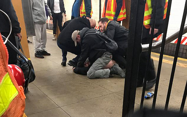 周三晚上11:30左右,两名男子在地铁站发生了打斗