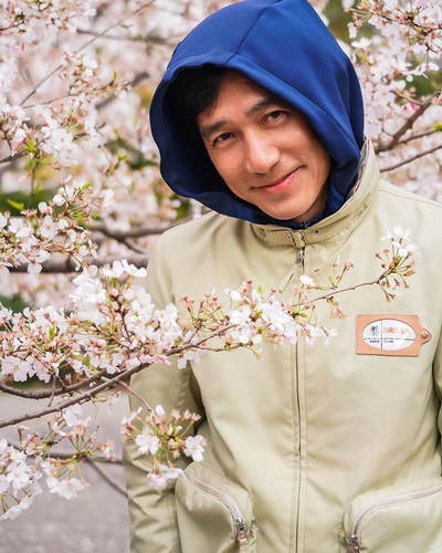 刘嘉玲晒梁朝伟春日樱花照侧脸帅酷显迷人魅力