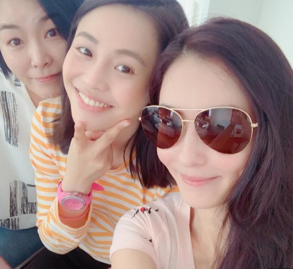 辣妈张柏芝与好友约下午茶 嘟嘴自拍好少女 - 中国日报网