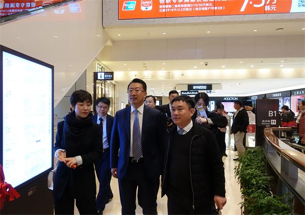 1吕晓东主任（中）在禹英梅总经理（左一）、全阳俊总经理（右一）陪同下参观新罗免税店首尔店_看图王.jpg