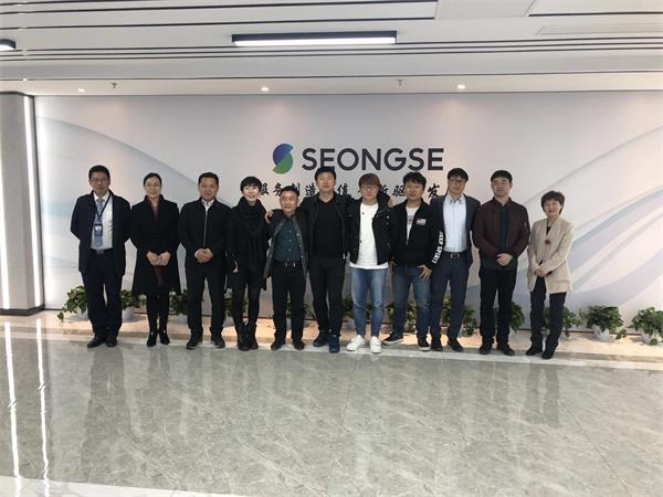 3双方代表在威海合影留念_看图王.jpg