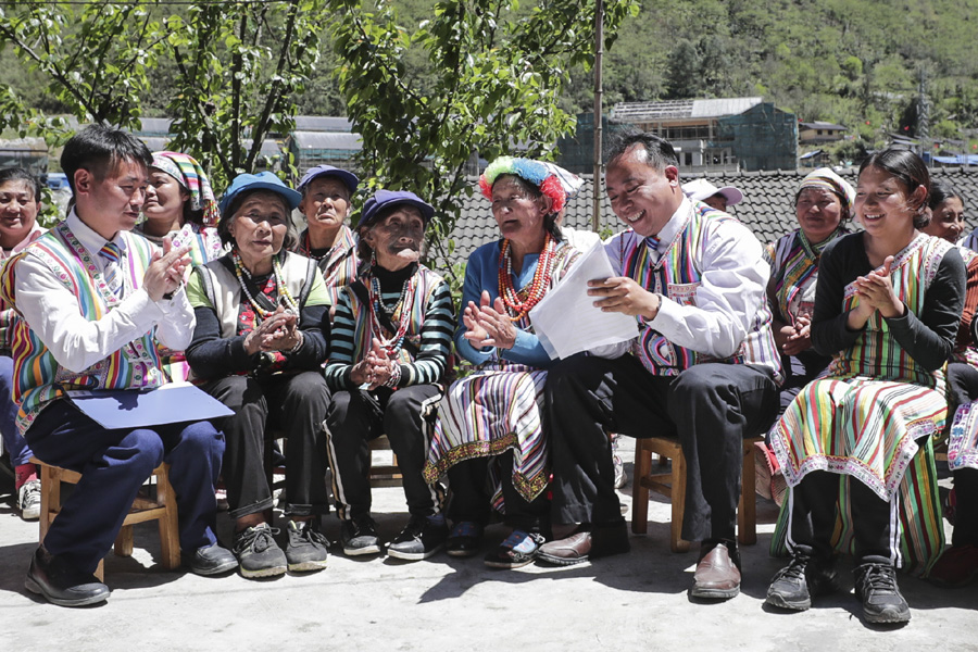 云南省贡山县,独龙江乡党委书记余金成(前右二)为独龙族群众宣读习总