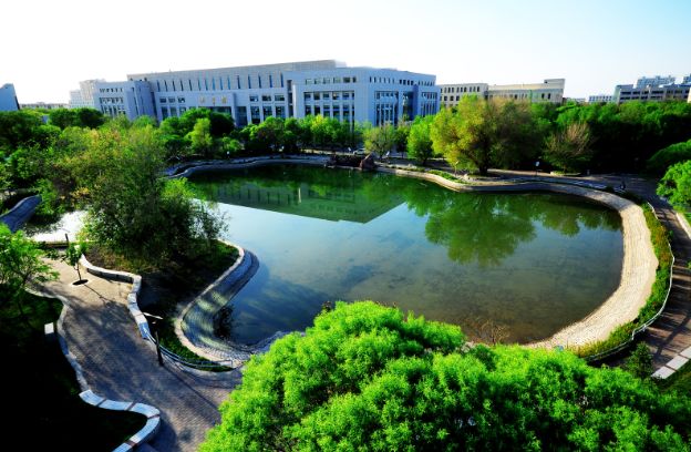 马背上建校，如今同层换教室要走8分钟，这是什么“神仙”学校？ | 足迹