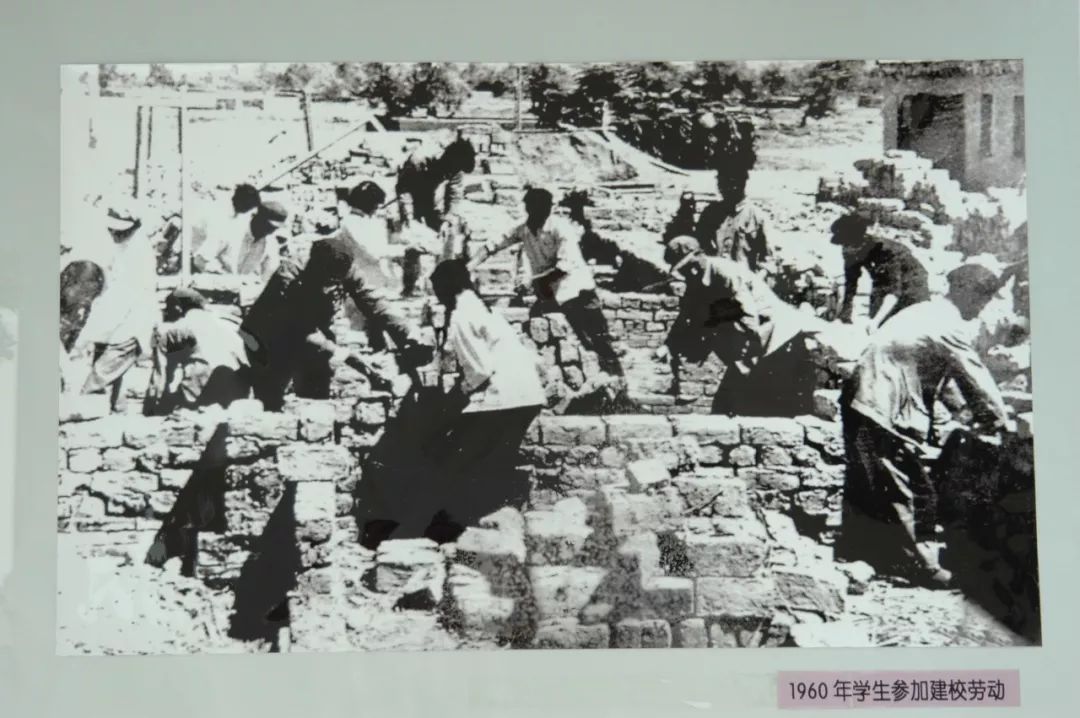 马背上建校，如今同层换教室要走8分钟，这是什么“神仙”学校？ | 足迹