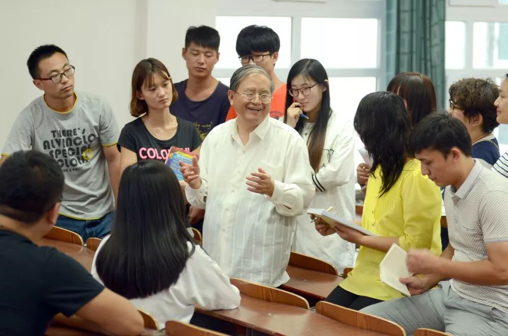 马背上建校，如今同层换教室要走8分钟，这是什么“神仙”学校？ | 足迹