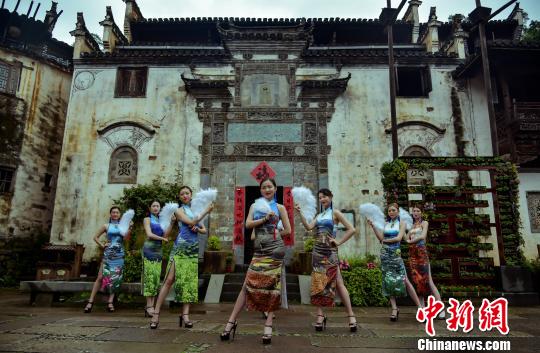 中国旅游日：江西篁岭古村举行旗袍快闪活动