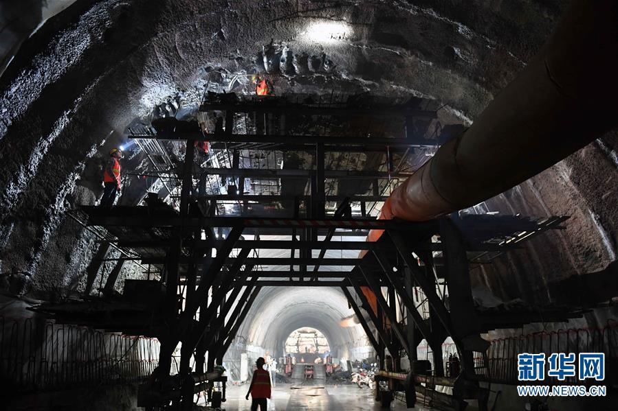 （经济）（1）玉磨铁路大尖山隧道建设顺利推进