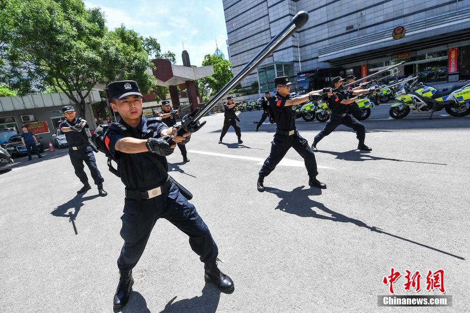 太原巡警携新式装备亮相街头 国际 国普网 神州 杂志社主管的官方网站