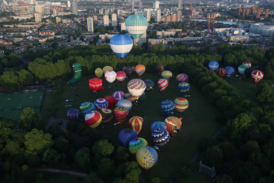 （外代一线）（18）伦敦举办放飞热气球活动