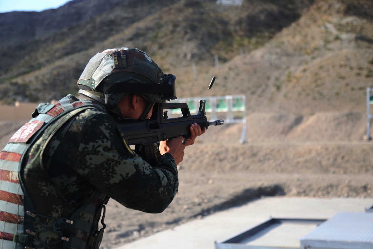 圖片直擊:寧夏石嘴山武警特戰隊員快反射擊訓練