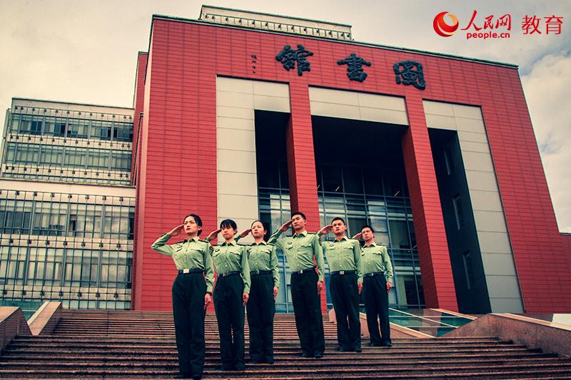 昆明理工大学毕业照 施吉/摄