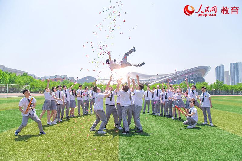 中国石油大学（华东）毕业照 安毅轩/摄