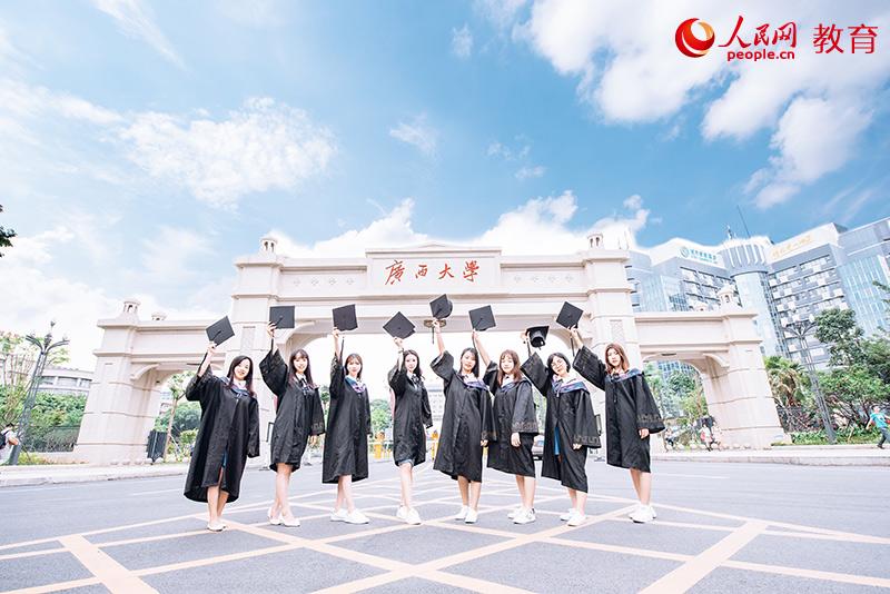 广西大学毕业照 樊道亮/摄