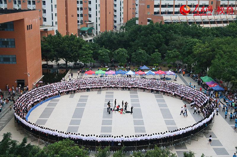 华南理工大学毕业照 黄思哲/摄