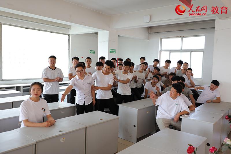 甘肃建筑职业技术学院毕业照 缪益鸣/摄