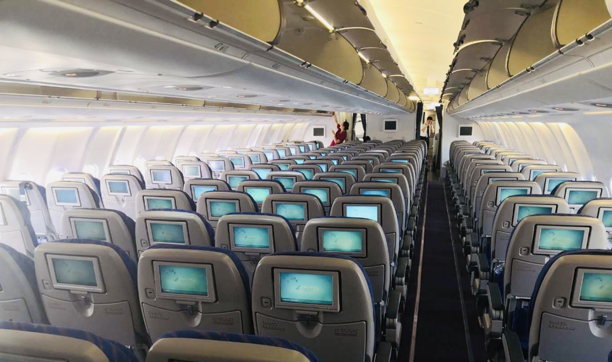 空客a330飞机为中长程双通道宽体客机,与单通道窄体机相比,客舱宽敞