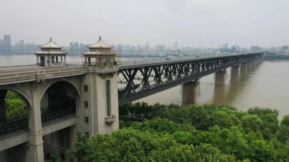 它是长江上修建的第一座双层铁路,公路两用桥,体现了新中国成立
