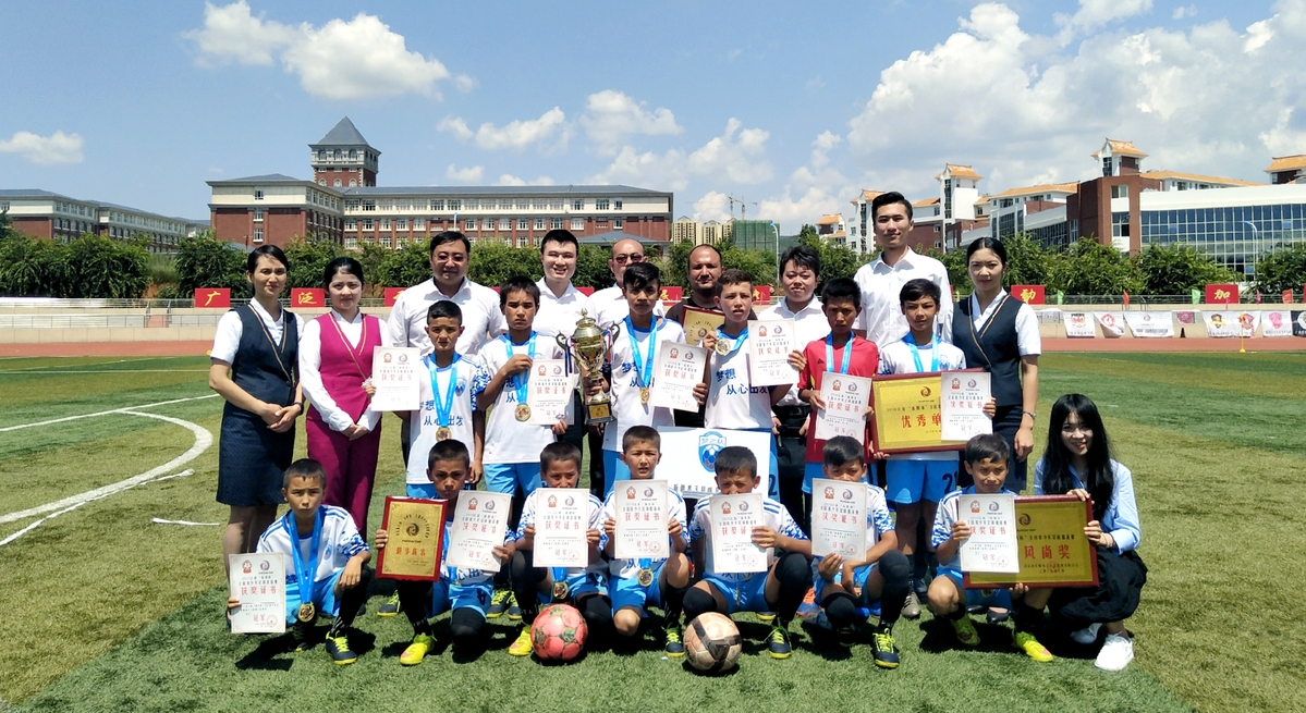 8月13日,新疆和田墨玉县喀瓦克乡小学足球队在昆明高原杯足球邀请赛