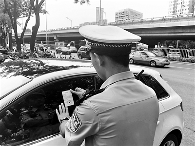 北京市交管局海淀交通支隊民警在中關村南路和北三環西路四通橋周圍