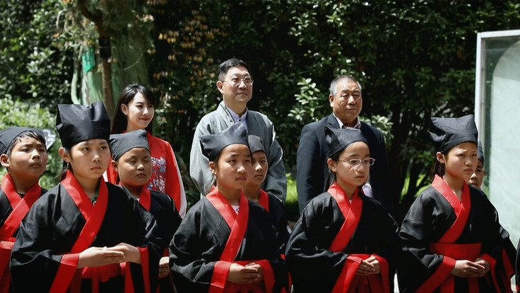 图中为台湾戏剧大师 冯翊纲 张载祠拜谒先贤.jpg