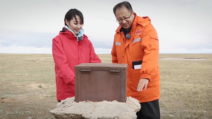 图右为青藏铁路第三代冻土研究专家 刘争平 在青藏高原进行冻土数据监测.jpg