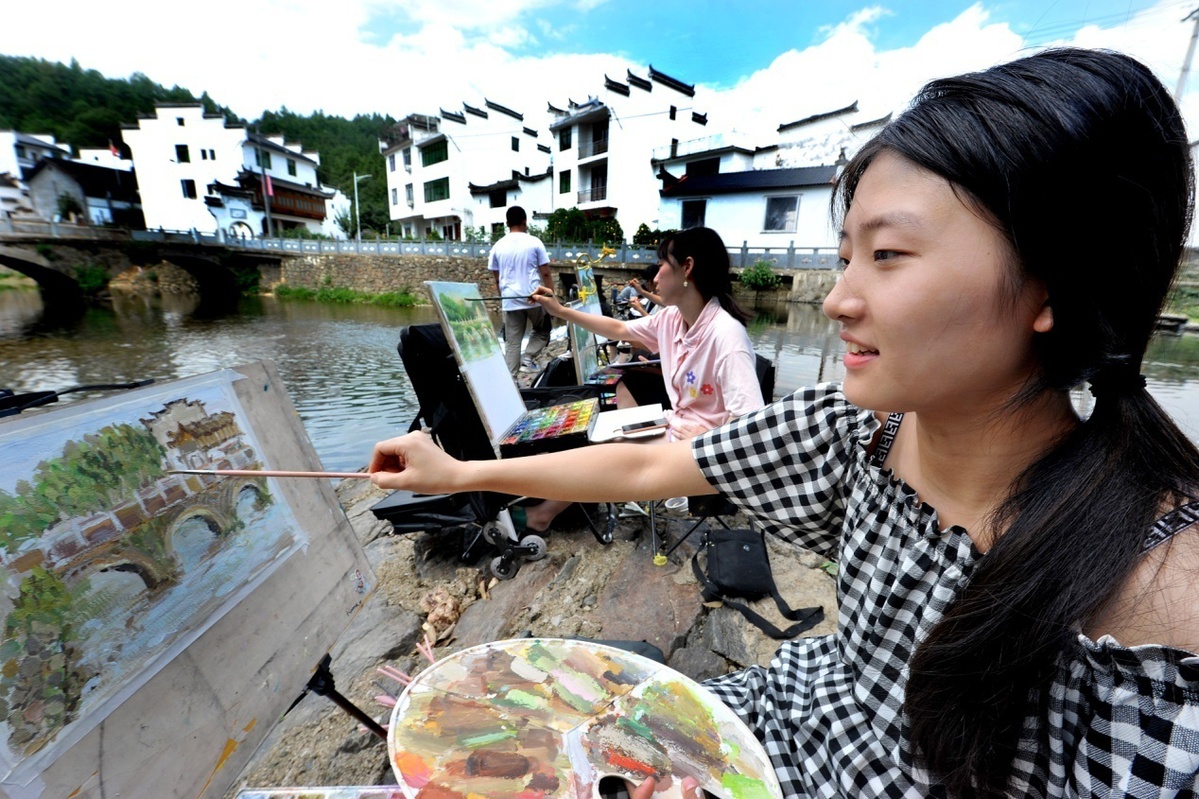 8月25日,來自湖南省長沙市的學生正在江西省婺源縣秋口鎮官橋村繪畫