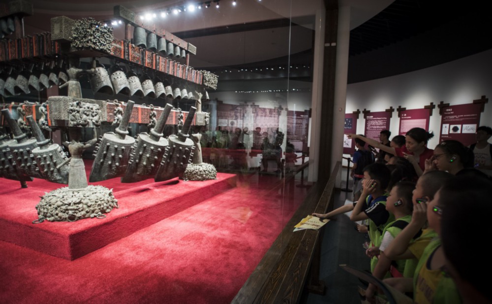 参观者在湖北省博物馆观看展出的曾侯乙编钟（2018年8月17日摄）。新华社记者 肖艺九 摄