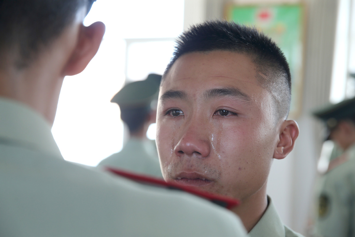 大漠深山退伍老兵泪别军营