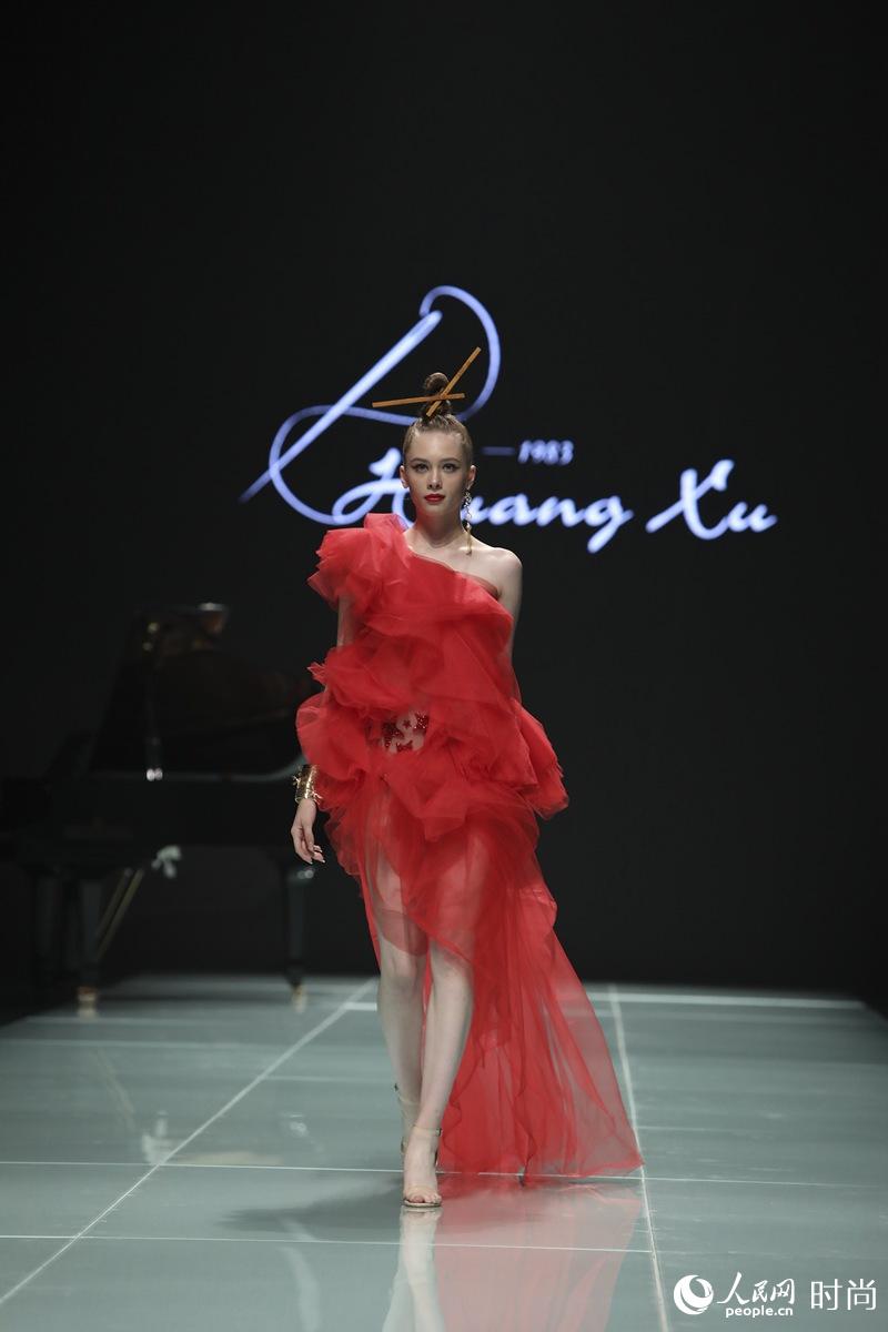 北京时装周开幕首秀 中国传统文化元素融入高定设计